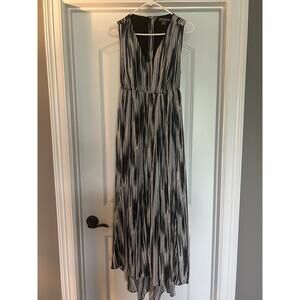 Women’s Maternity A Pea in a Pod Long flown dress Open Back button detail SZ M